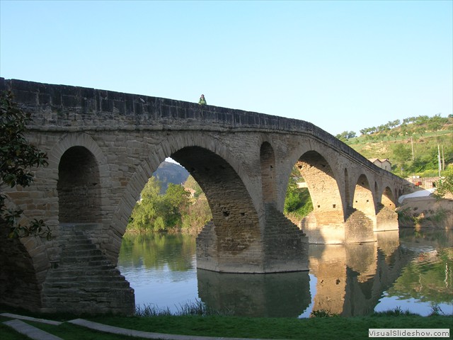 sredniowieczne mosty budowano, aby ulatwic droge pielgrzymom. Najslynniejszym byl ten w Peunta da Reina
